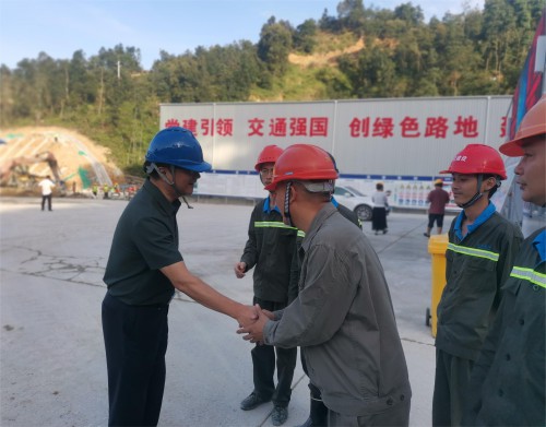 格式工廠民化建設(shè) 郭建�?吳彩洪董事長實(shí)地調(diào)研政永高速III標(biāo)段東坑隧道爆破工程項(xiàng)目2.jpg