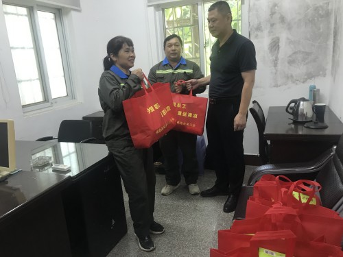 格式工廠民化建設(shè) 林江�?海峽科化公司黨委委員、副總經(jīng)理祁忠清到民化建設(shè)公司開(kāi)展夏送清涼活�?.jpg