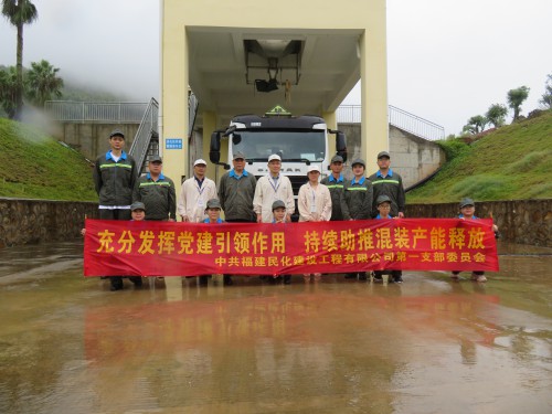 格式工廠民化建設(shè) 盧紹�?海峽科化股份有限公司黨委副書記、常務(wù)副總經(jīng)理、工會(huì)主席鄭慶樟到掛鉤聯(lián)系黨支部參加主題黨日活動(dòng)1.jpg